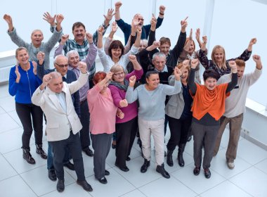 Bir grup yaşlı arkadaş ellerini kaldırdı.