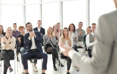 Kapat. Bir iş seminerinde konferans veren bir konuşmacı görüntüsü