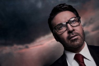 Kapat. Ofiste kendine güvenen bir işadamı duruyor.