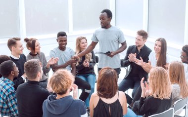İş koçu bir grup genç için bir seminer düzenliyor. bir beyaz üzerinde izole