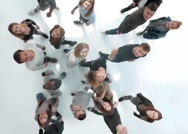 Üst görünüm. Çeşitli genç gruplar birbirlerine doğru hareket ediyorlar. kopyalama alanı olan fotoğraf