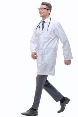 Dikiz aynası. Beyaz ekrana bakan kendine güvenen bir doktor. beyaz arkaplanda izole