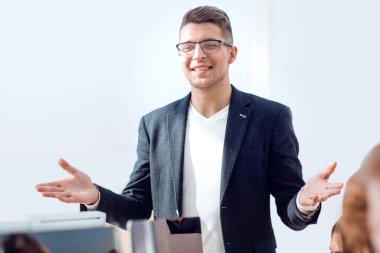 Proje yöneticisi çalışma grubuyla bir toplantıda. Boşluğun bir kopyasıyla fotoğraf