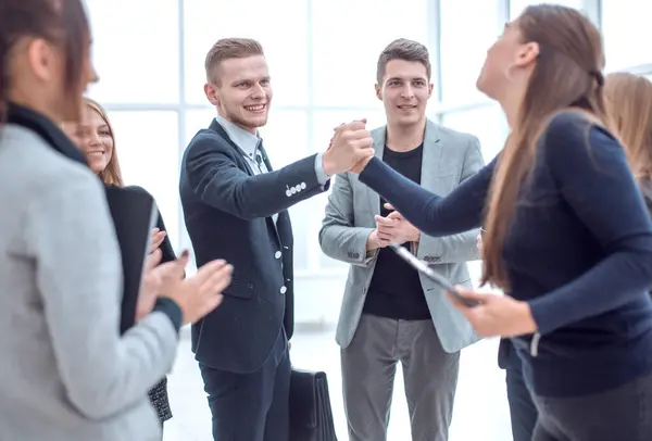 Jeunes Employés Donnant Cinq Élevé Concept Succès — Photo