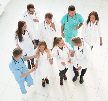 Üst Manzara. Gülümseyen tıbbi profesyonellerden oluşan bir grup..