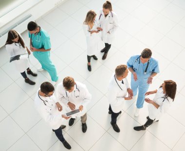 Üst Manzara. Tıbbi profesyonellerden oluşan bir ekip sorunları birlikte tartışıyor. fotokopi alanı olan bir fotoğraf