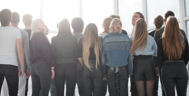 Dikiz aynası. Bir grup sıradan genç ileriye bakıyor.