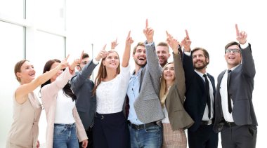 Kendine güvenen bir grup genç bir yeri işaret ediyor. Seçim konsepti