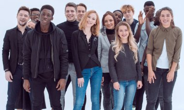 Mutlu gençlerden oluşan bir grup.