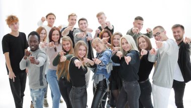 Bir grup mutlu genç seni işaret ediyor. Seçim konsepti