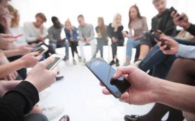 Kapat. Akıllı telefonları olan bir grup genç insan. İnsanlar ve teknoloji
