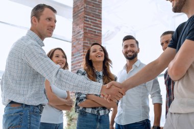 karşılıklı iş adamları yaratıcı ekibi arka plan üzerinde