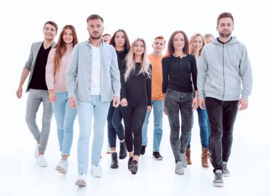 Tam gelişim. Birlikte yürüyen bir grup neşeli arkadaş..