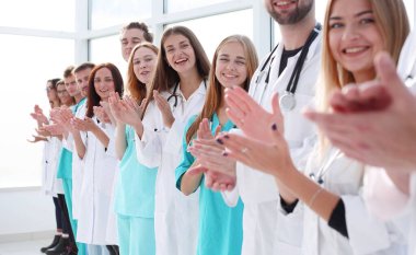 Üst Manzara. Bir grup gülümseyen doktor seni işaret ediyor. kopyalama alanı olan fotoğraf