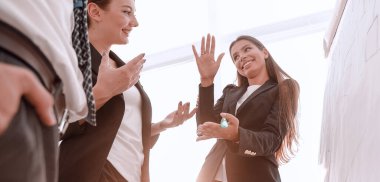 Sunuyu Office flipchart üzerinde bir marker ile işaret iş kadını.