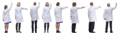 Sırtları beyaz arka planda izole bir şekilde duran bir grup doktor.