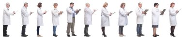 Not defteri olan bir grup doktor beyaz arkaplanda izole edilmiş.