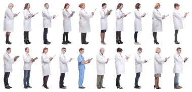 Not defteri olan bir grup doktor beyaz arkaplanda izole edilmiş.