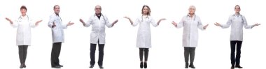 Beyaz arka planda tam uzunlukta bir grup doktor izole edildi