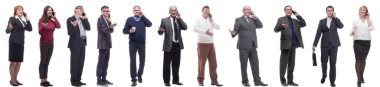 Elinde telefon tutan bir grup insan beyaz arka planda izole edilmiş.