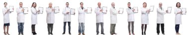 Not defteri olan bir grup doktor beyaz arkaplanda izole edilmiş.