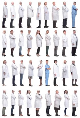 Profildeki bir grup doktor beyaz arka planda izole edilmiş
