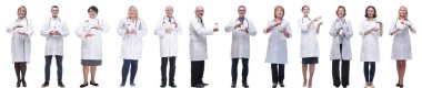 Kavanozu beyaz arka planda tutan bir grup doktor