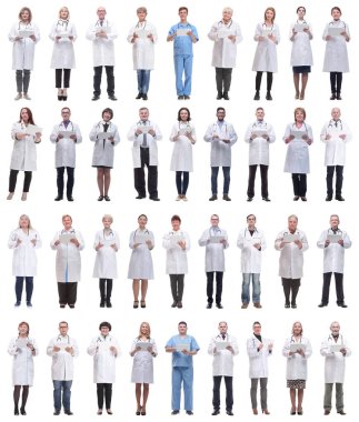 Beyaz arkaplanda izole edilmiş panoya sahip bir grup doktor