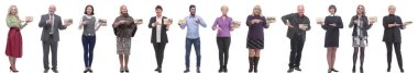 Elinde hediyeler olan bir grup mutlu insan beyaz arka planda izole edilmiş.