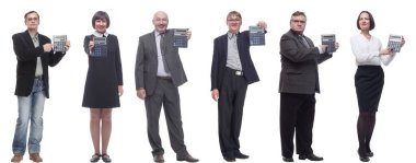 İnsanların kolajı beyaz arkaplanda elle izole edilmiş hesap makinesini gösteriyor