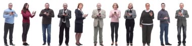 Bir grup insan ellerinde telefonla beyaz arka planda izole edilmiş kameralara bakıyorlar.