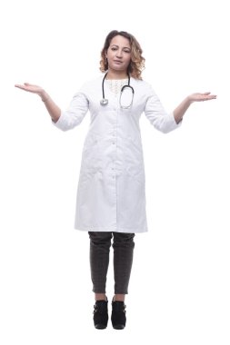 Tam gelişim. Steteskoplu genç bir kadın doktor. beyaz arkaplanda izole edilmiş.
