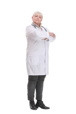 Güzel, mutlu, gülümseyen kadın doktor doktor hemşire kollarını kavuşturmuş, beyaz üzerinde izole bir şekilde duruyor.