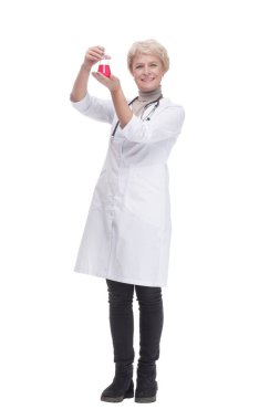 Tam gelişim. Laboratuvar matarası olan bir kadın doktor. beyaz arkaplanda izole edilmiş.