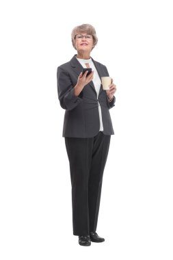 Elinde bir fincan kahveyle telefonla konuşan olgun bir kadının beyaz üzerine izole edilmiş görüntüsü.