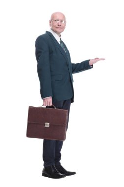 Yan görünüş. Çantası olan kendine güvenen bir iş adamı sana bakıyor. beyaz arkaplanda izole edilmiş.