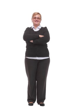 Mutlu, kendinden emin, yaşlı bir kadının kameraya bakarak gülümsemesinin ön görüntüsü.