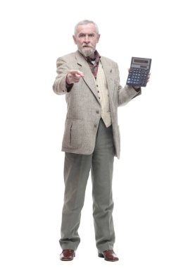Hesap makinesi olan yaşlı bir iş adamı. beyaz arkaplanda izole edilmiş.