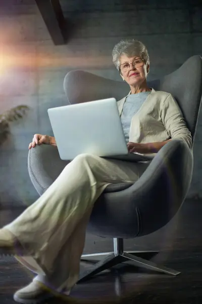 アール ヌーヴォー様式の椅子に座る女性 ビジネスでエレガントなビジネス女性がノートパソコンで働いています インテリア — ストック写真