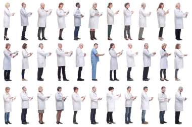 Beyaz arkaplanda izole edilmiş panoya sahip bir grup doktor