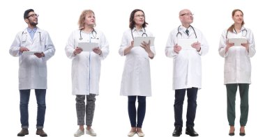 Beyaz arkaplanda izole edilmiş panoya sahip bir grup doktor
