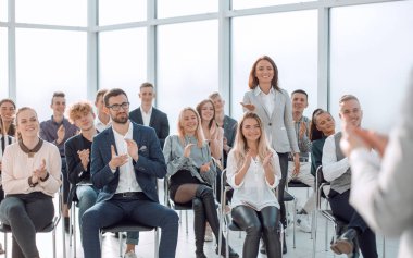 Kapat. Bir iş seminerinde konferans veren bir konuşmacı görüntüsü