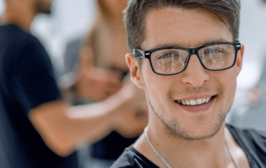 Kameraya, izole arka planı arıyorum gülümseyen yakışıklı adam portresi kapatın