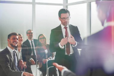 Proje Yöneticisi bir raporu iş takım için yapar. iş toplantısı