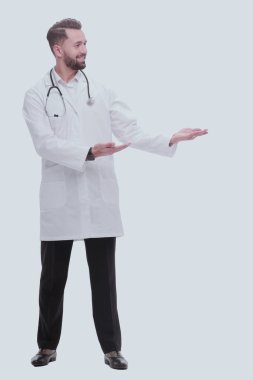 Tam gelişim. Gülümseyen terapist doktor fotokopi alanını gösteriyor. beyaz arkaplanda izole