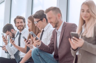 Ofis lobisinde oturan bir grup farklı genç insan. kopyalama alanı olan fotoğraf