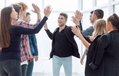 Dikiz aynası. Lider ve iş adamları başarılarını alkışlıyorlar. Başarı kavramı