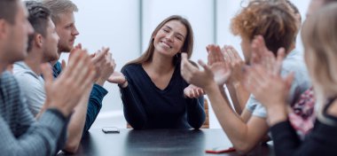 Kapat. Ofis masasında oturan bir grup hırslı genç iş adamı.