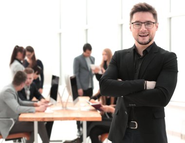 Kapat. Ofiste kendine güvenen bir iş adamı duruyor. bir fotokopi-spa ile fotoğraf