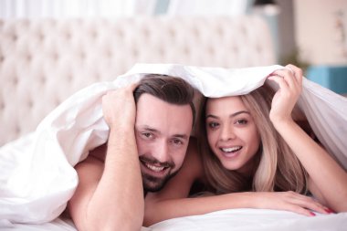 İş adamları ofis masasında el sıkışıyor. İşbirliği kavramı